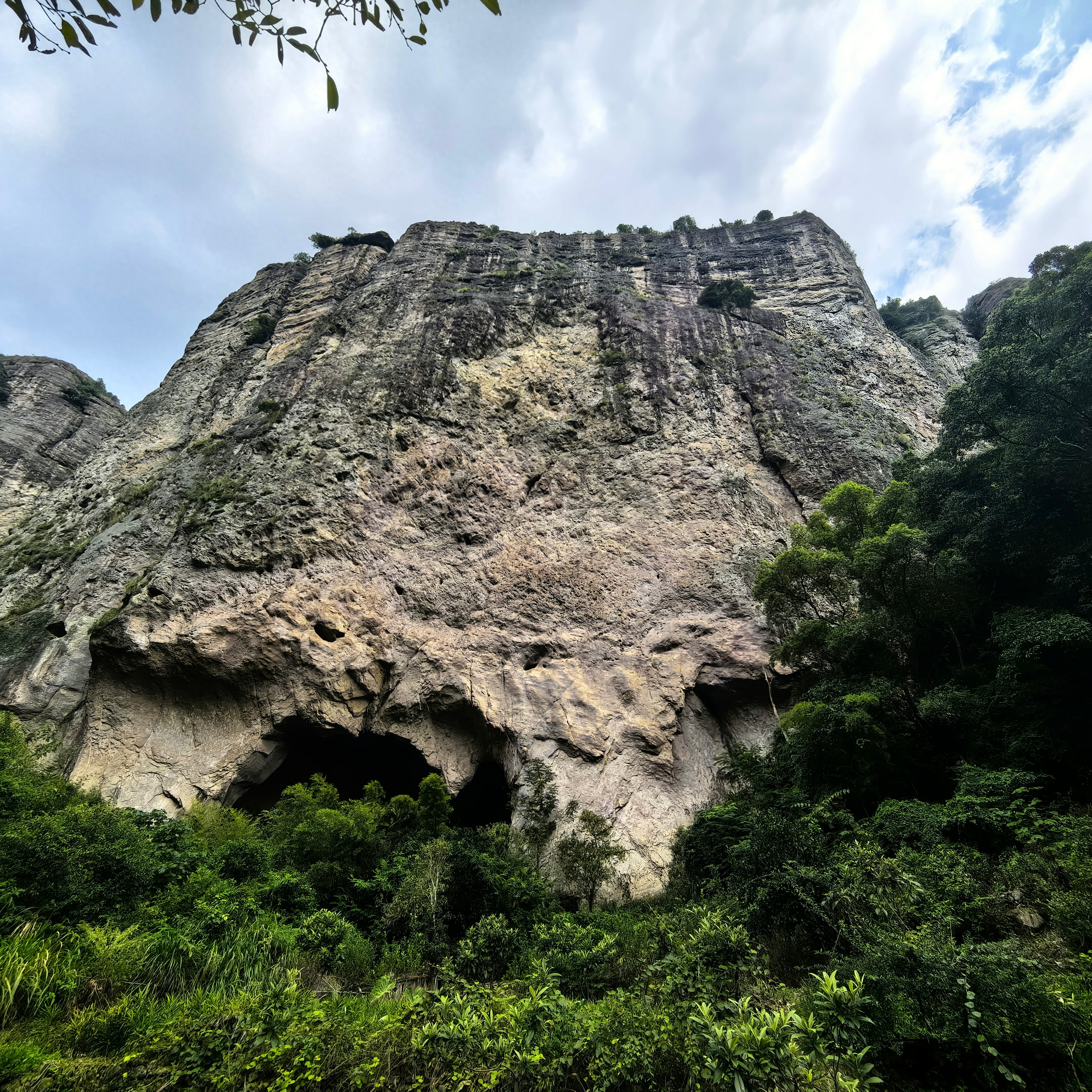 雁荡山太大了，由八个景区组合而成，两山一水为“雁荡三绝”