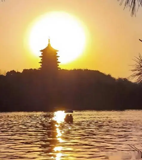杭州西湖旅游攻略_断桥残雪苏堤春晓_杭州西湖十大景点