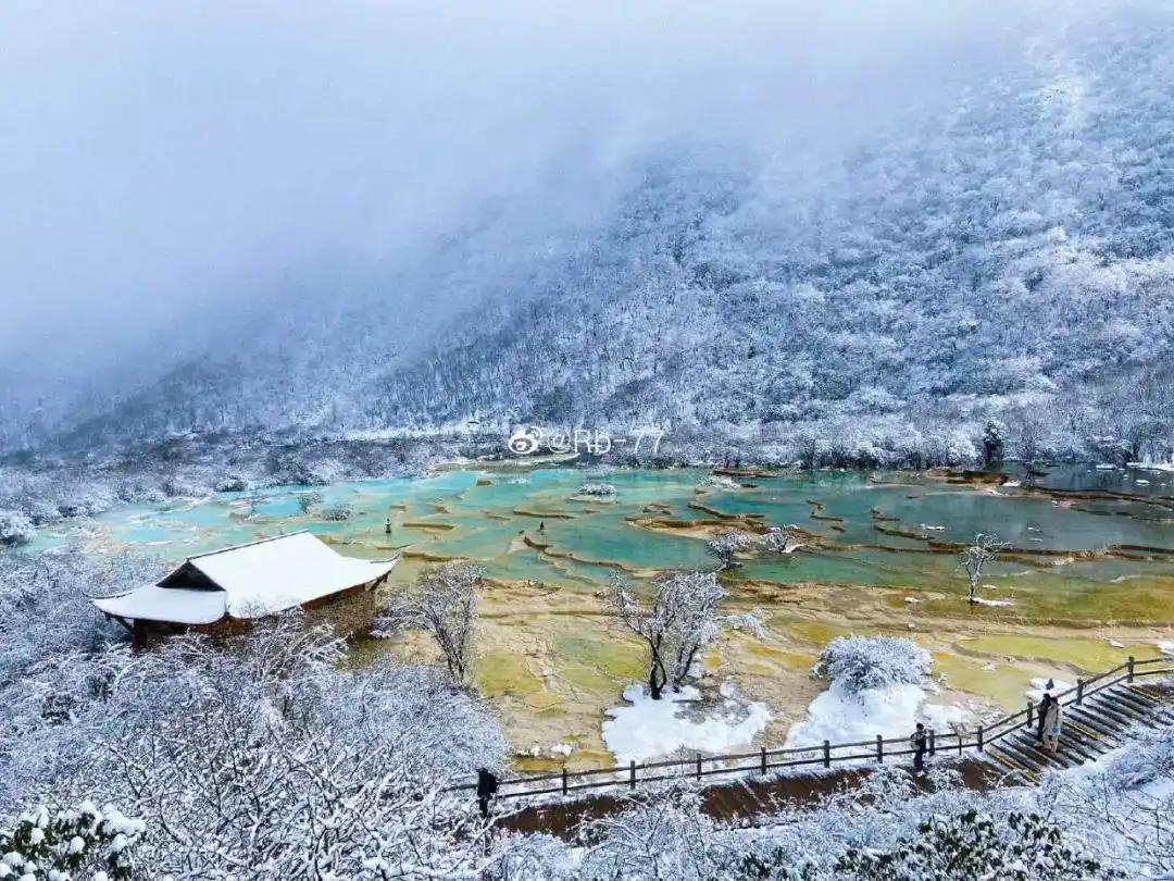黄龙冬季旅游攻略_黄龙<strong>冬季看点</strong>推荐_黄龙<a href='/index.php?c=show&id=3217' title='探索冬日的仙境——张家界旅游攻略' target='_blank'>旅游攻略</a>黄龙景图
