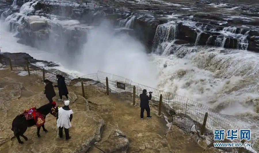 冬天壶口瀑布旅游攻略_秦晋大峡谷壶口瀑布风光_壶口瀑布冬季景观