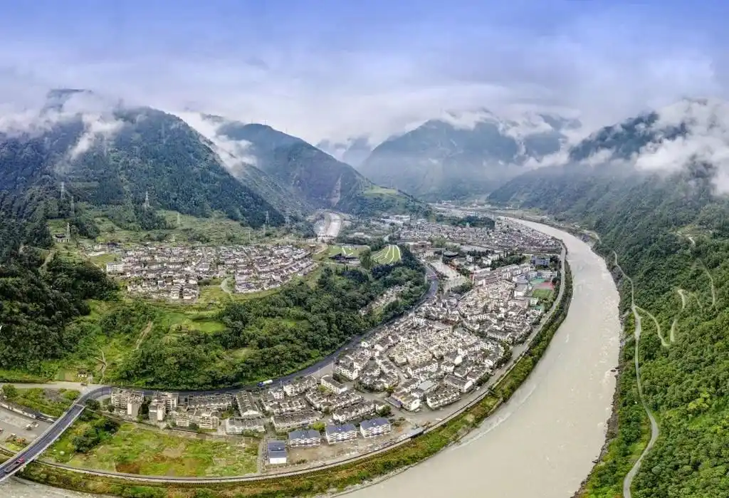汶川地震遗址旅游攻略_汶川抗震众志成城精品线路_汶川地震震中纪念地水磨古镇
