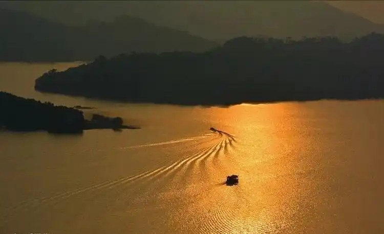 隆昌古宇湖旅游攻略_隆昌古宇湖越冬候鸟_隆昌青石文化城古牌坊