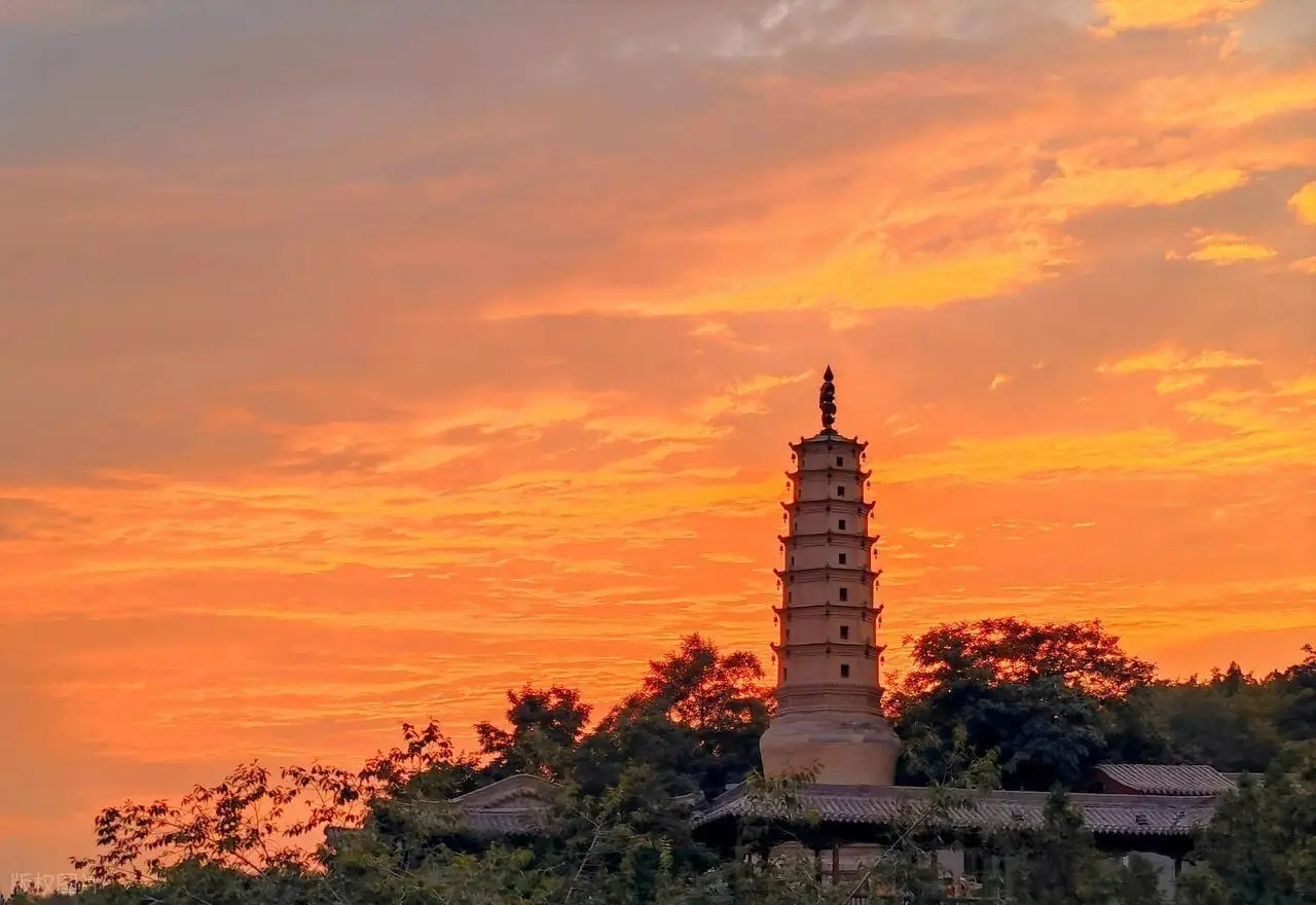 兰州敦煌张掖旅游攻略_甘肃省博物馆白塔山公园中山桥_兰州好玩景点推荐