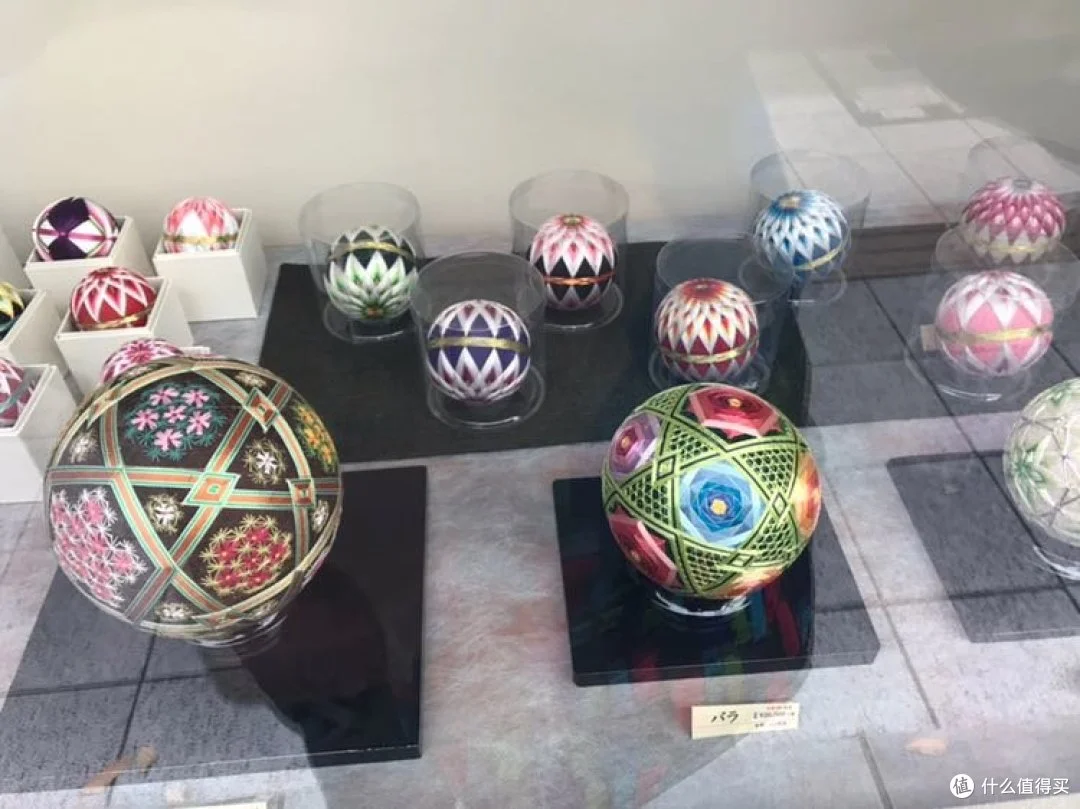 路边漂亮的手鞠球