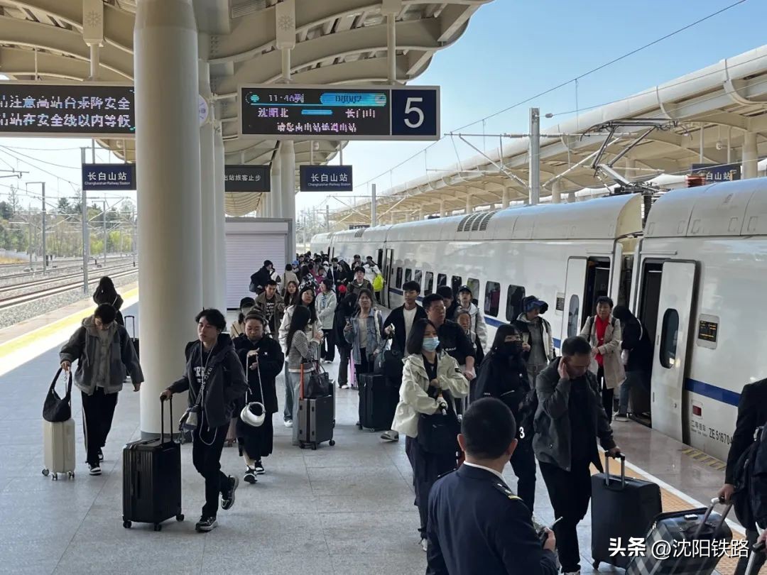 十月长白山旅游攻略_长白山秋季旅游攻略_沈白高铁旅游线路