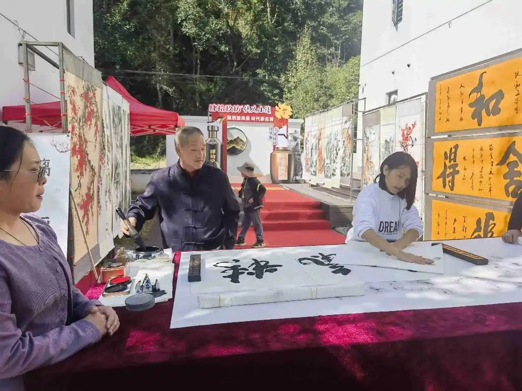 南雄银杏旅游攻略_南雄银杏染秋四季村晚徒步_韶关南雄帽子峰银杏徒步活动