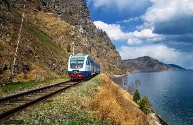 贝加尔湖旅游攻略_贝加尔湖生物多样性探索_贝加尔湖秋季旅游