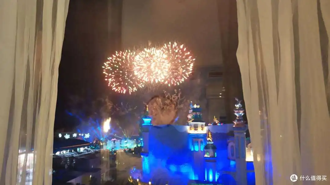 这是从楼主房间窗户看到的烟花汇演，十多号稍微有些偏了