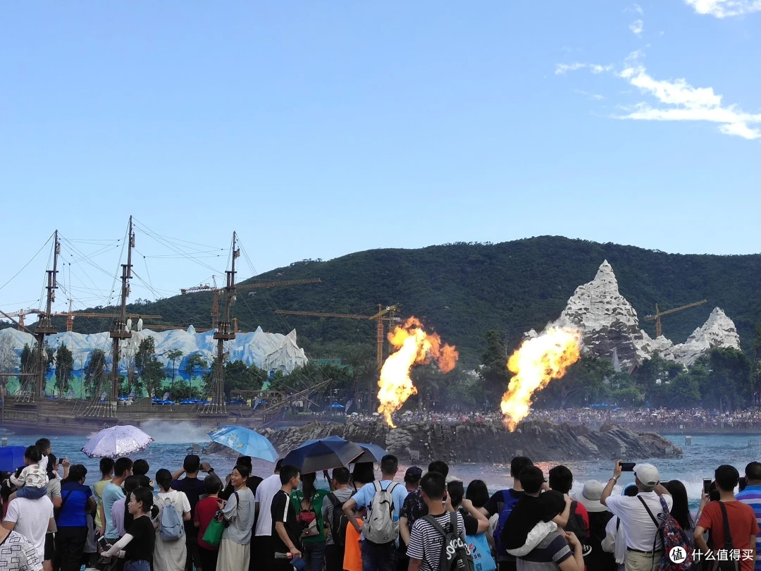 海洋王国中心的湖，同时也是晚间烟花汇演的地方
