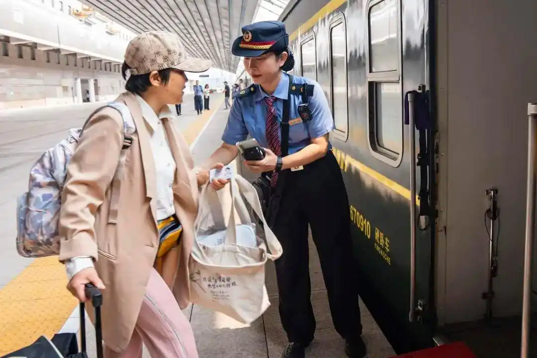 坐火车去拉萨旅游攻略_火车赴藏旅游_高原旅游专列