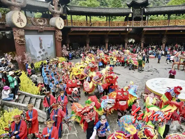 吉首万年峡谷旅游_湘西州首届旅游发展大会_吉首旅游攻略景点必去