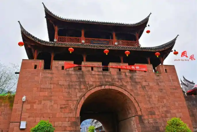 凤凰古城游玩攻略2-3天_凤凰古镇旅游攻略_凤凰古城必打卡景点东门城楼沱江