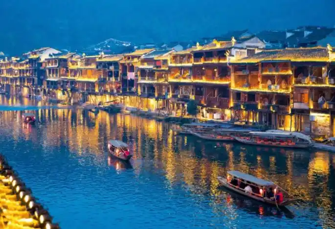 凤凰古城游玩攻略2-3天_凤凰古镇旅游攻略_凤凰古城必打卡景点东门城楼沱江