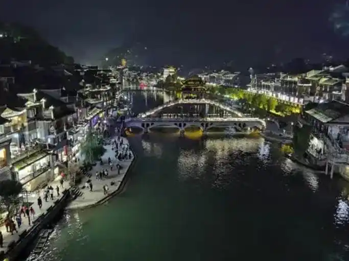凤凰古城必打卡景点东门城楼沱江_凤凰古镇旅游攻略_凤凰古城游玩攻略2-3天