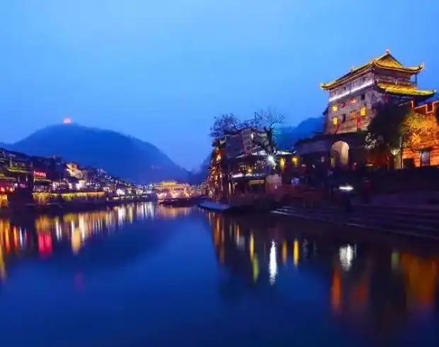 凤凰古镇旅游攻略_凤凰古城游玩攻略2-3天_凤凰古城必打卡景点东门城楼沱江