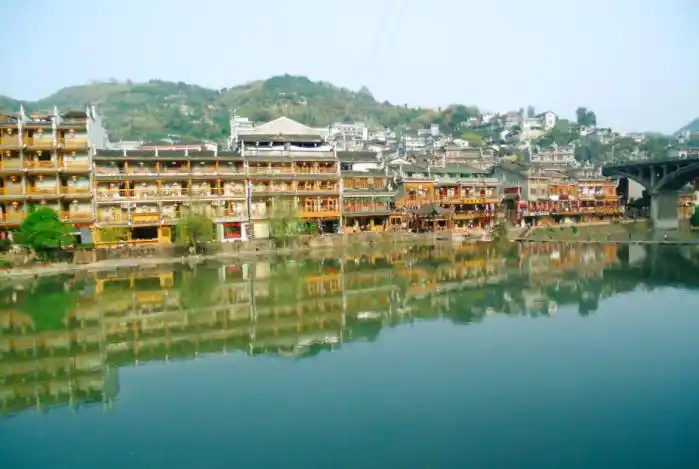 凤凰古城游玩攻略2-3天_凤凰古城必打卡景点东门城楼沱江_凤凰古镇旅游攻略