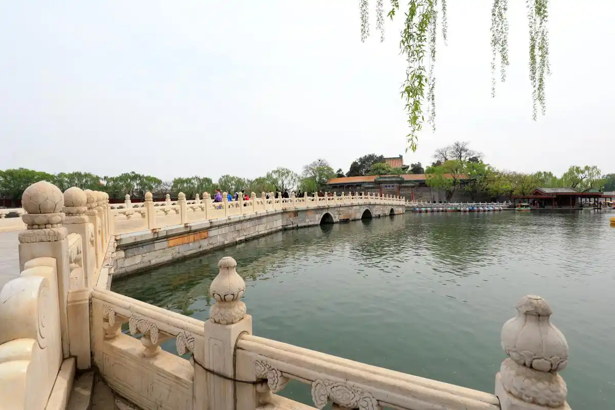 北海公园旅游攻略_北海公园白塔琼岛九龙壁_北海公园历史长廊