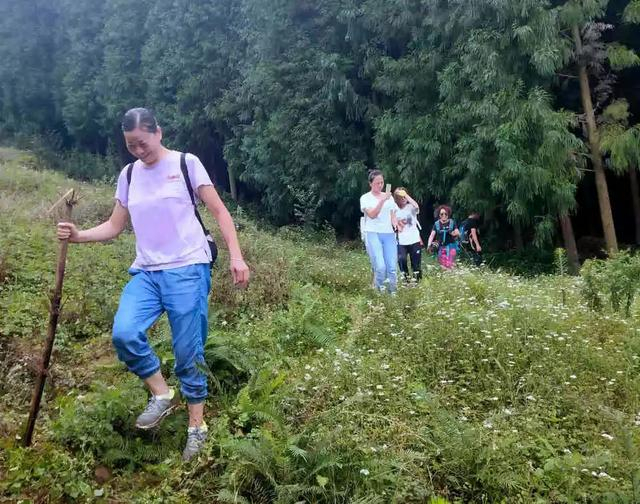 徒步穿越 重温长征路 感受红色年代的那份激情