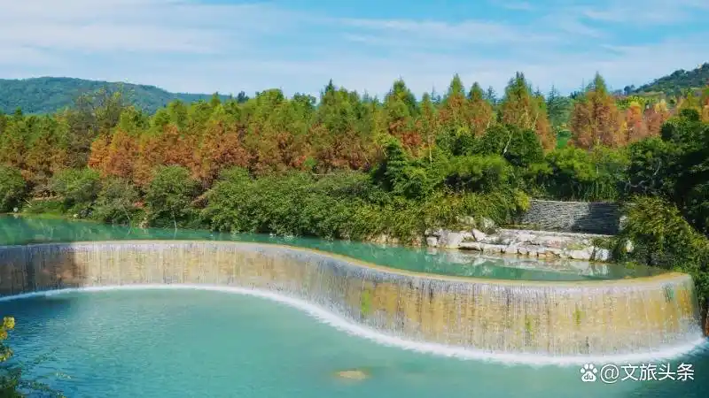 弥勒旅游攻略必去景点_弥勒深度游攻略_东风韵艺术小镇玻璃桥