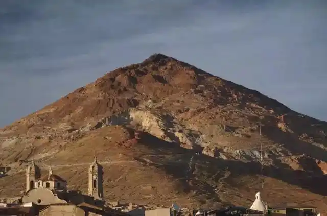 乌尤尼天空之镜_安第斯山脉玻利维亚旅游_玻利维亚天空之镜旅游攻略