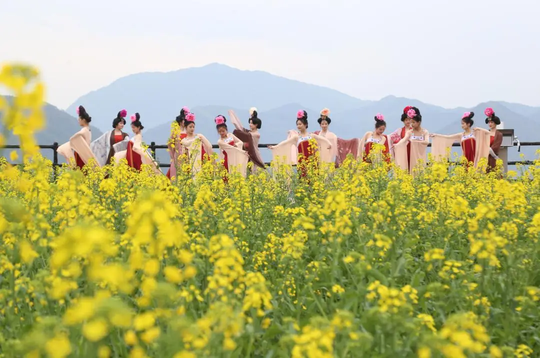 婺源江岭旅游攻略_婺源江岭景区_江岭梯田油菜花海